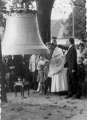 H.P.Weiß schlägt nach dem Orgelspruch die neue Glocke an